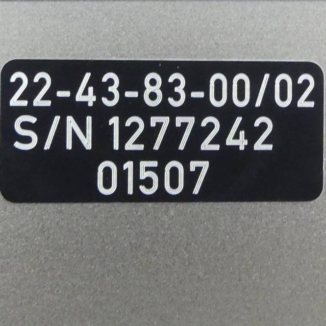 Aufgerolltes Kabel verbunden mit einem schwarzen Sensorschalter mit rotem Knopf und einer langen Metallsonde auf weißem Hintergrund.