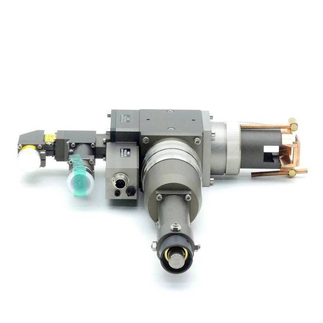 Industrieller Laser oder optische Baugruppe mit mehreren Metallkomponenten, zylindrischen Modulen und Kupferverdrahtung auf weißem Hintergrund.