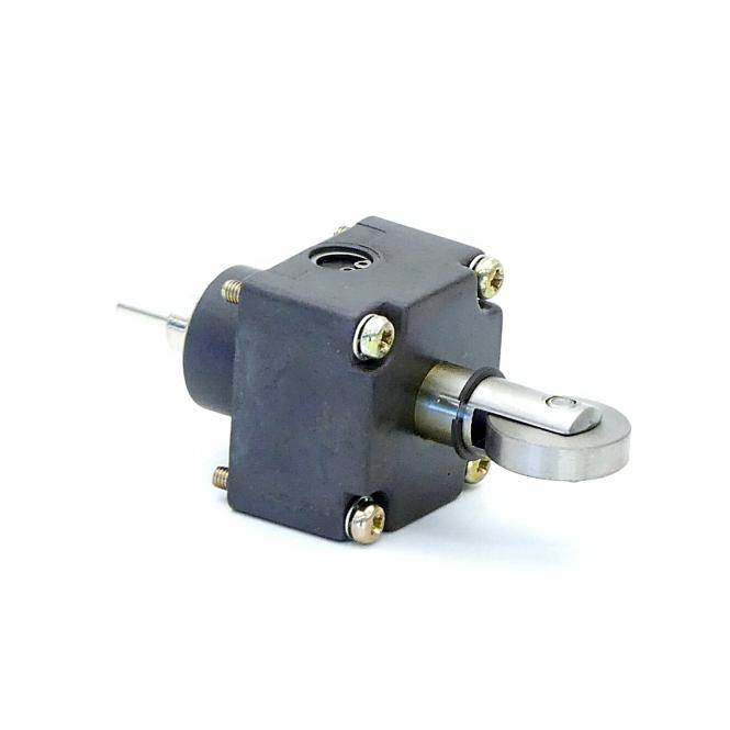 Kleiner schwarzer mechanischer Stellantrieb oder Motor mit einer Metallwelle, die aus einem quadratischen Gehäuse auf weißem Hintergrund herausragt.