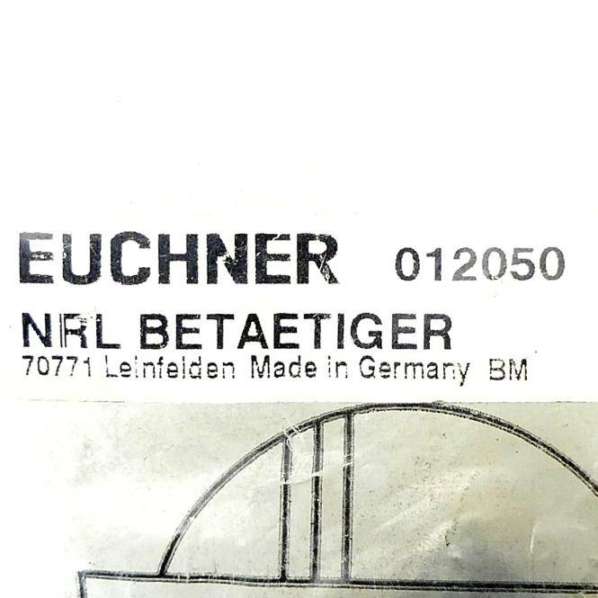 Nahaufnahme eines EUCHNER NFRL BETÄTIGER-Etiketts mit der Teilenummer 012050 und dem Text „Made in Germany