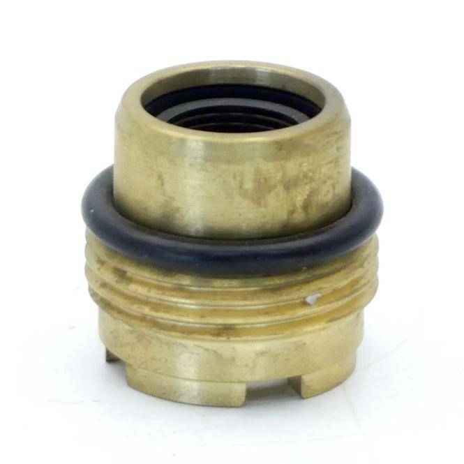 Messingklempneradapter mit Innengewinde und schwarzer O-Ring-Dichtung, isoliert auf weißem Hintergrund gezeigt.
