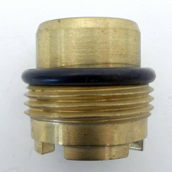 Großaufnahme eines Messinggew indesstöpsels oder einer Messingarmaturfitting mit einer schwarzen O-Ring-Dichtung, dargestellt vor einem einfachen hellen Hintergrund.