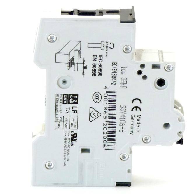 Weißer elektrischer Leistungsschalter mit gedruckter Verdrahtung und Zertifizierungsmarkierungen, frontal auf einfachem Hintergrund dargestellt.
