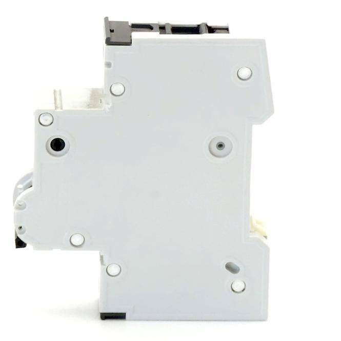 Weiß glänzender elektrischer Leistungsschalter oder Schalter, frontal gegen einen weißen Hintergrund abgebildet.