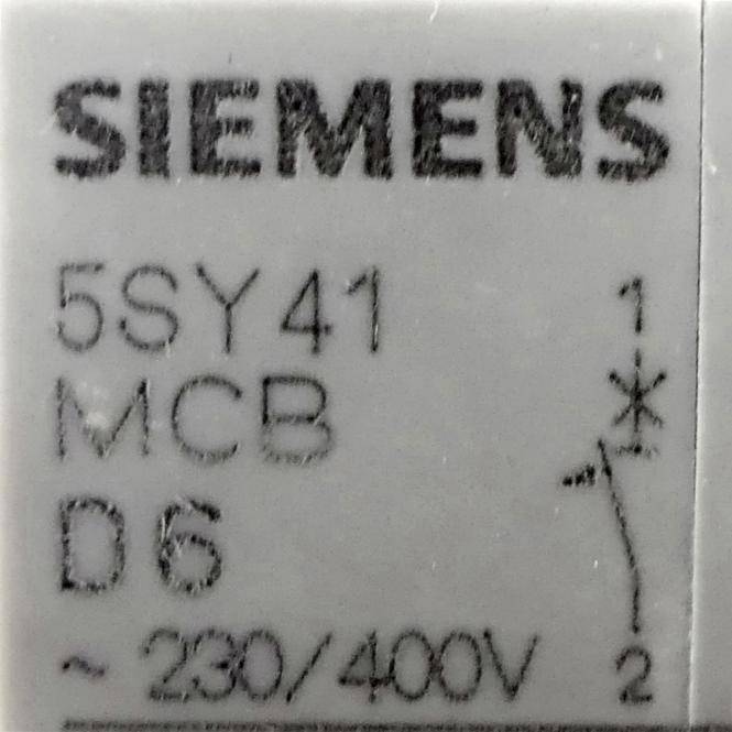 Nahaufnahme eines Siemens-Elektrobauteil-Etiketts mit der Aufschrift 