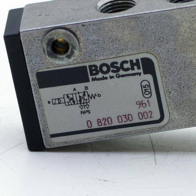Nahaufnahme eines metallischen Bosch-Hydraulikventilblocks mit aufgedrucktem Teileetikett, Modell 0 820 030 002 und Ventilsymbol.