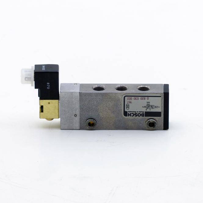 Industrielles Bosch-Pneumatikmagnetventil mit schwarzem Elektrostecker und Metallgehäuse, dargestellt auf weißem Hintergrund.