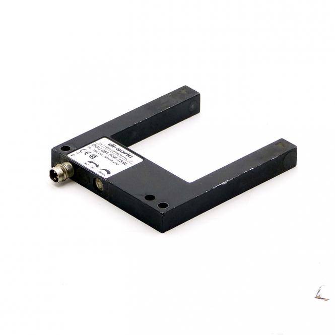 Schwarzer U-förmiger Sensor mit zwei langen Armen und einem Metallstecker, dargestellt auf weißem Hintergrund.