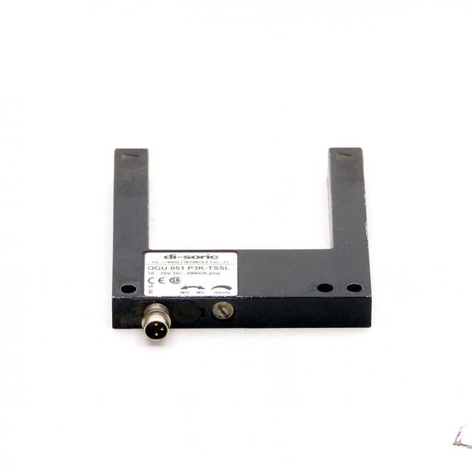Schwarzer U-förmiger Industriesensor mit zwei vertikalen Armen und einem frontalen Stecker, gezeigt auf weißem Hintergrund.