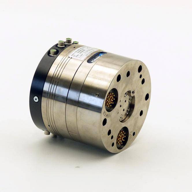 Zylindrische Metallkomponente für industrielle Anwendungen mit perforierter Vorderseite und elektrischen Steckverbindern, dargestellt auf weißem Hintergrund.