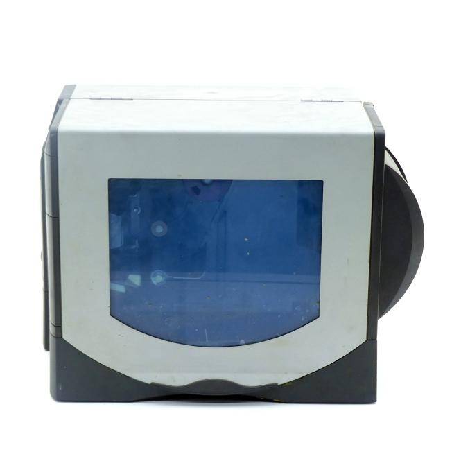 Ein kleines weiß-schwarzes elektronisches Gerät mit einem blaugetönten Frontfenster, gezeigt vor einem einfachen Hintergrund.