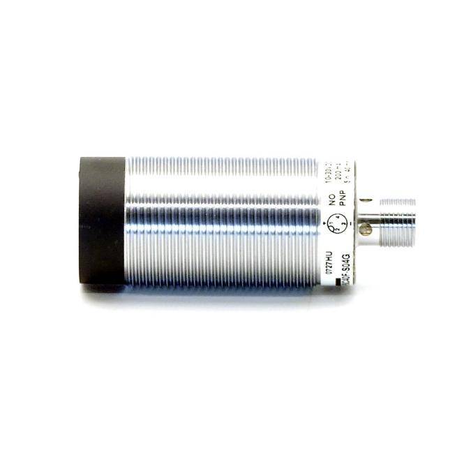 Ein zylindrischer Metallfühler oder Schalter mit Gewinde, schwarzer Kappe und Steckverbinder, gezeigt auf weißem Hintergrund.