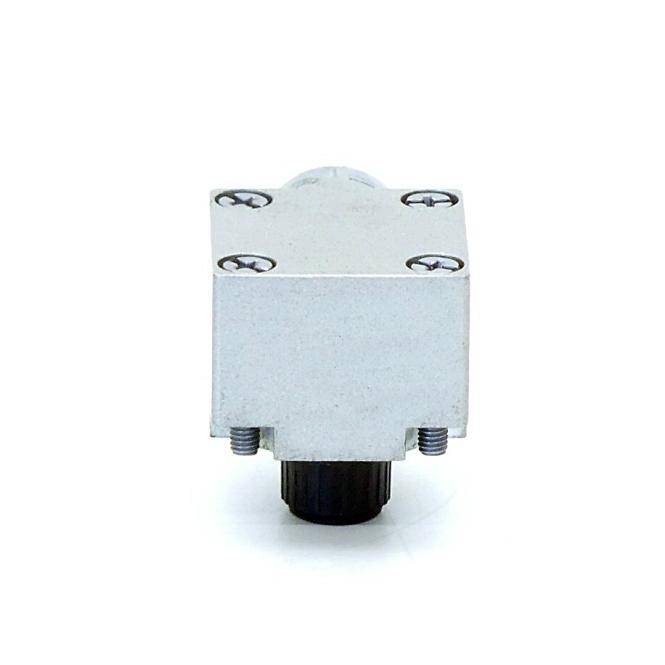 Kleine silberne Metallkomponente für industrielle Anwendungen mit vier Schrauben oben und einem schwarzen zylindrischen Knopf oder Stecker unten auf weißem Hintergrund