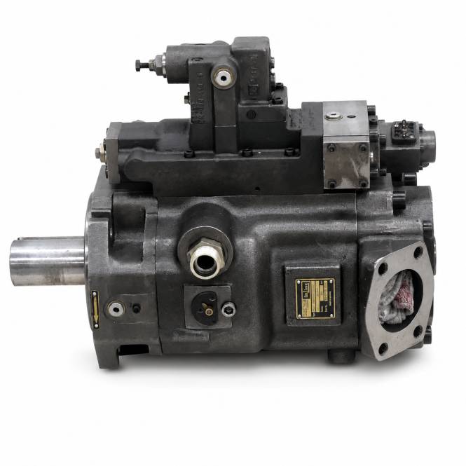 Industrielle Hydraulikpumpe oder -motor mit Metallwelle und Anschlussarmaturen, isoliert auf weißem Hintergrund dargestellt.