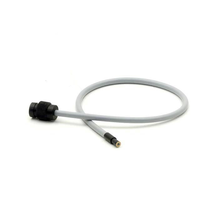 Graues flexibles Kabel mit schwarzem Stecker und kleiner Metalspitze, aufgerollt auf weißem Hintergrund.