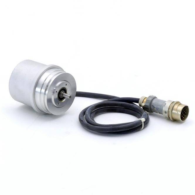 Zylindrische Metallsensor- oder Motorkomponente mit angebrachtem schwarzem Kabel und mehrstiftigem Stecker auf weißem Hintergrund.
