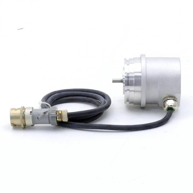 Silberner zylindrischer Motor mit angeschlossenem schwarzem Kabel und Anschlüssen auf weißem Hintergrund
