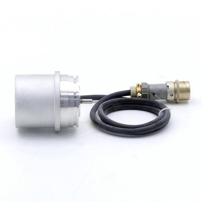 Industrielles zylindrisches Metallgerät mit angebrachtem schwarzem Kabel und Stecker auf weißem Hintergrund.