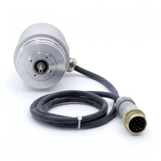 Silberner zylindrischer Industrie-Sensor oder Encoder mit angeschlossenem schwarzem Kabel und rundem Multi-Pin-Stecker auf weißem Hintergrund