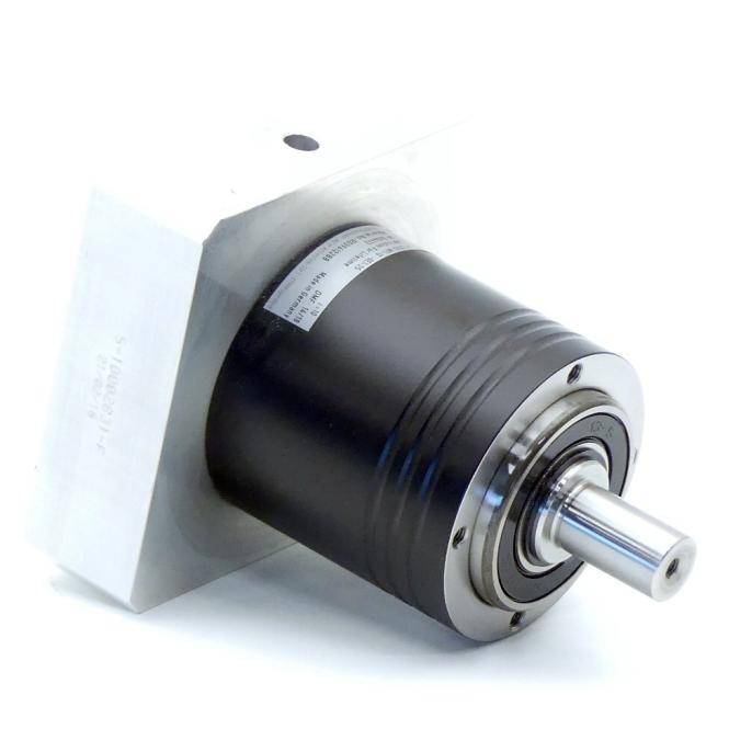 Industrieller Elektromotor mit zylindrischem schwarzem Gehäuse und Metallwelle, die sich von einem Ende erstreckt, auf weißem Hintergrund dargestellt.