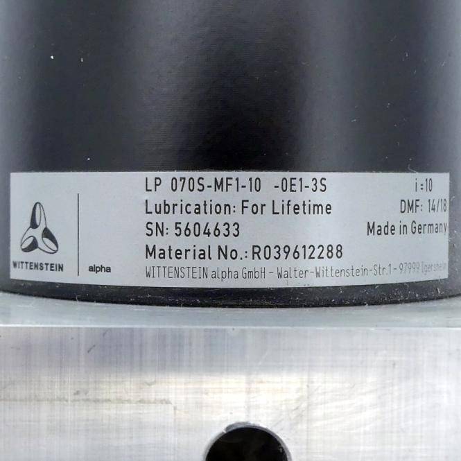 Nahaufnahme eines WITTENSTEIN alpha-Komponentenetiketts, das das Modell LP 0705-MF1-10-0E1-3S, Lebensdauerschmierung, Seriennummer 5604633 und Made in Germany zeigt.