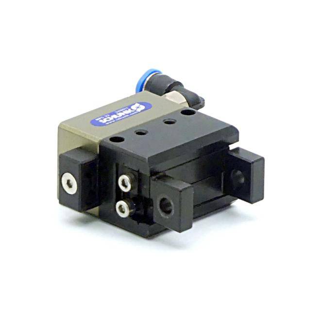 Nahaufnahme eines kleinen schwarz-grauen industriellen mechanischen Stellglieds oder Sensormoduls mit einer blauen Luftanschlussfitting, dargestellt auf weißem Hintergrund.