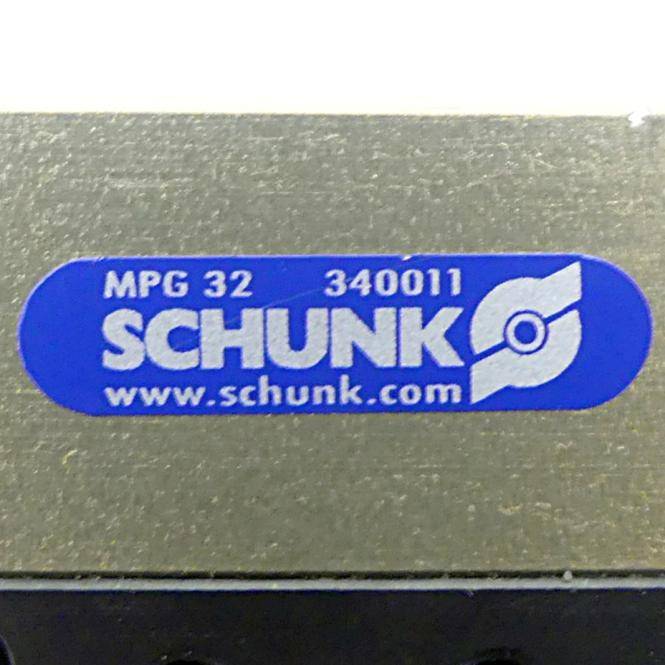 Blauer SCHUNK-Logosticker auf einer Metalloberfläche mit den Texten 