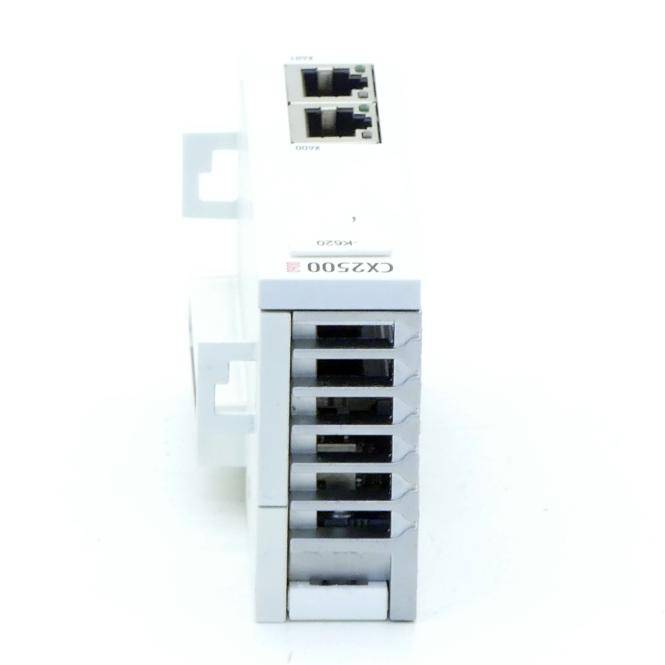 Vorderansicht eines weißen elektrischen Schalttafelpanels mit sechs schwarzen Schalterplätzen und Beschriftungen "CX2500"" und ""NOVA"" auf einfachem Hintergrund.