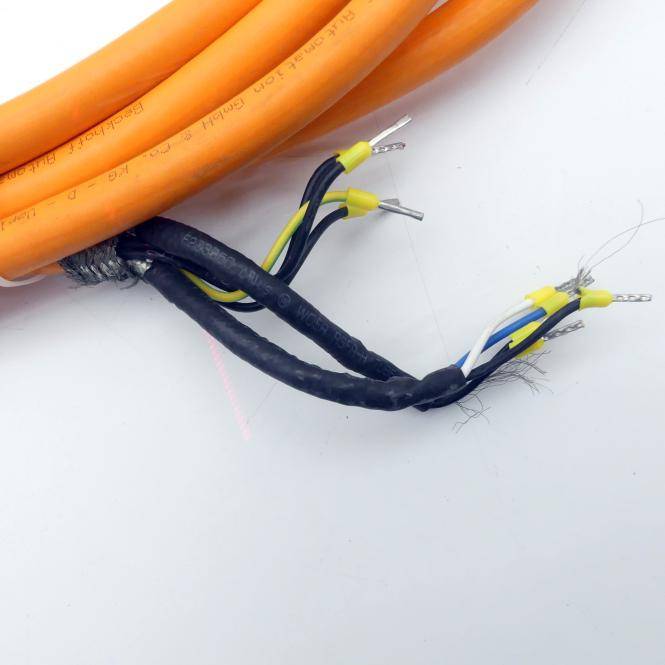 Nahaufnahme von orange-schwarzen Elektrokabeln mit freiliegenden, farbcodierten Drahtenden und abgelöster Isolierung auf einer weißen Oberfläche.
