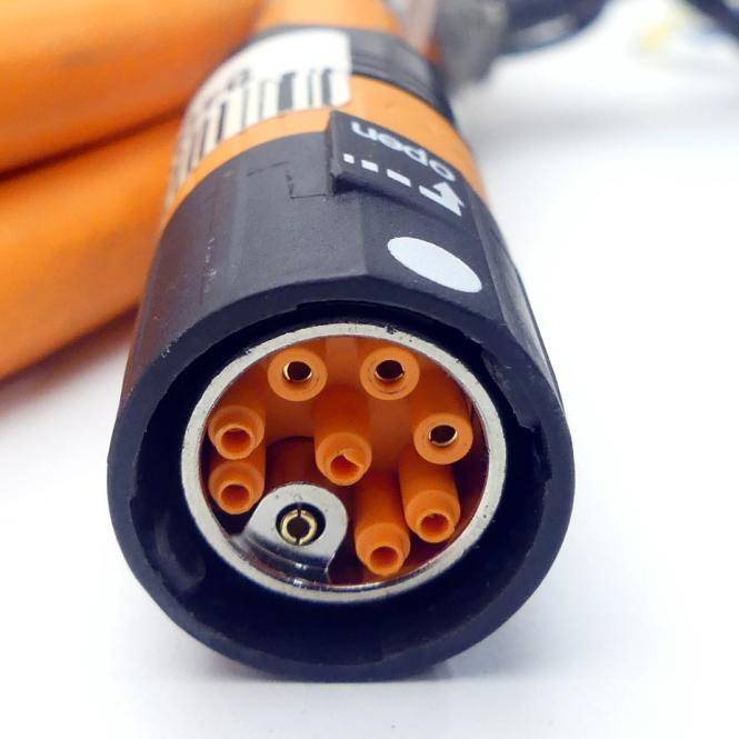 Nahaufnahme eines schwarzen Stromsteckverbinders mit mehreren orangefarbenen Buchsenkontakten auf einer weißen Oberfläche.