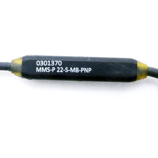 Schwarzer zylindrischer Inline-Sensor oder Stecker auf einem Kabel, gekennzeichnet mit '0301370' und 'MMS-P 22-S-M8-PNP'.