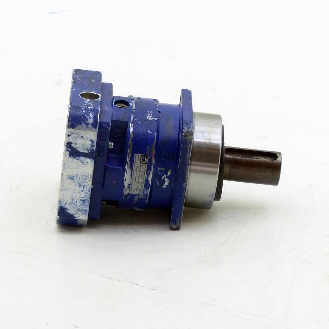 Blauer Industriegetriebereduzier mit hervorstehendem Metallschaft, gezeigt auf einem schlichten weißen Hintergrund.