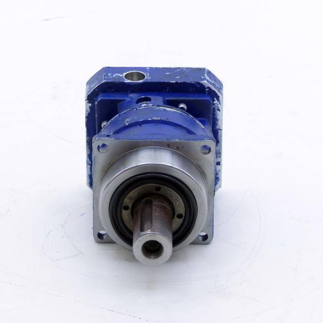 Vorderansicht eines blauen Industrie-Getriebes oder Motors mit einer vorstehenden Metallwelle auf weißem Hintergrund.