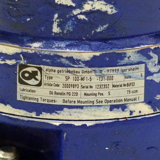 Nahaufnahme eines Maschinenschildes auf blauer Ausrüstung mit Details von alpha getriebebau GmbH, einschließlich Typ SP 100-MF1-5, Übersetzung 5 und Schmier-/Ölanleitungen.