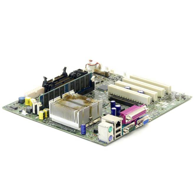 Computermainboard mit CPU-Kühler, Erweiterungssteckplätzen, RAM-Steckplätzen und hinteren Ein-/Ausgabeanschlüssen auf weißem Hintergrund.
