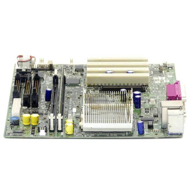 Computermainboard mit großen Kühlkörpern, Erweiterungssteckplätzen, Kondensatoren und hinteren E/A-Anschlüssen auf weißem Hintergrund.