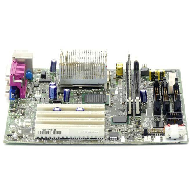 Computerplatine mit CPU-Kühlkörper, RAM-Steckplätzen, Erweiterungssteckplätzen und hinteren E/A-Anschlüssen auf weißem Hintergrund.