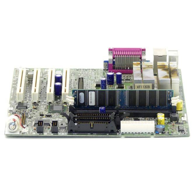 Computermainboard mit Erweiterungssteckplätzen, RAM-Modul, Kondensatoren und hinteren Ein-/Ausgabeanschlüssen auf weißem Hintergrund.