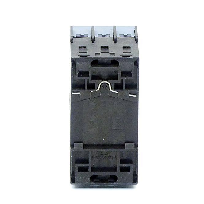 Nahaufnahme eines schwarzen Elektroanschlusses oder Klemmleistenblocks, vertikal auf weißem Hintergrund dargestellt.