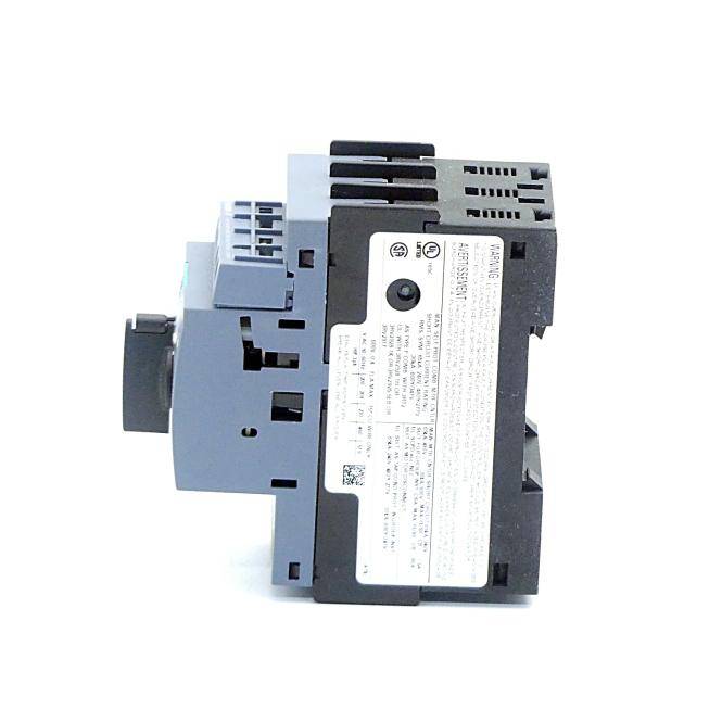 Ein graues und schwarzes industrielles Elektrobauteil oder Relaismodul mit einem weißen Etikett, dargestellt auf einem einfachen weißen Hintergrund.