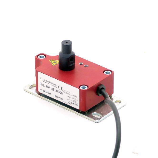 Roter Industrie-Sensor oder Aktuator mit schwarzer oberer Verschraubung und Kabel, montiert auf einer Metallgrundplatte vor weißem Hintergrund.