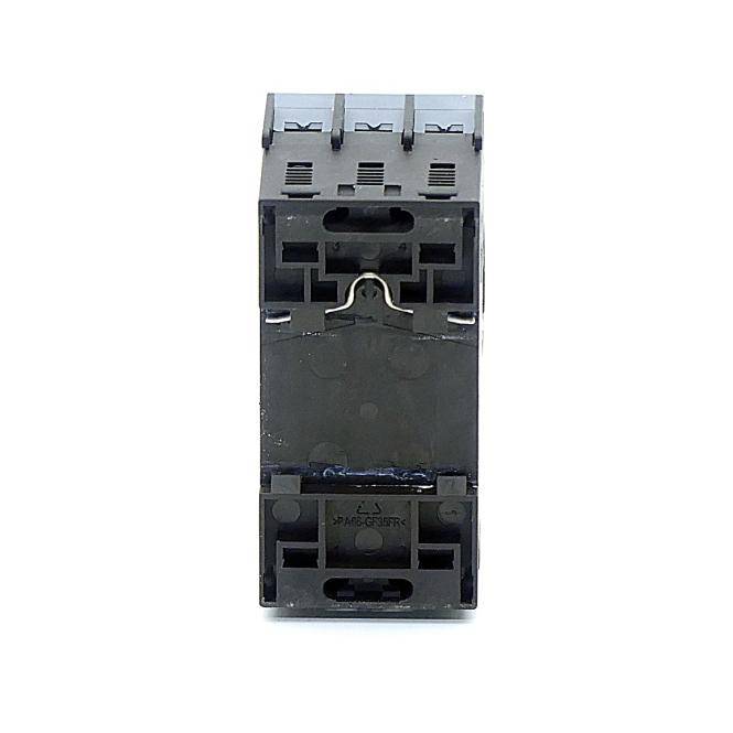 Schwarze elektrische Anschlussklemme in Vorderansicht auf weißem Hintergrund.