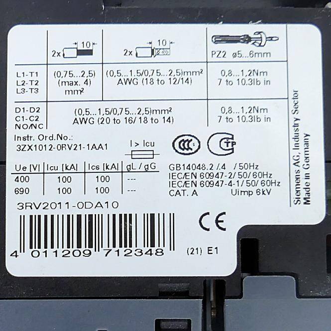 Nahaufnahme eines Siemens-Elektrogeräte-Typenschilds mit Verdrahtung und Drehmomentvorgaben, Strichcode, Normen und Teilenummer 3RV2011-0DA10.