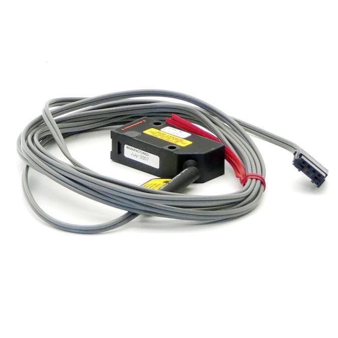 Aufgewickeltes graues Kabelbaum mit einem schwarzen Inline-Sensor/Modul und roten Leitern, die in einem kleinen Stecker auf weißem Hintergrund enden.