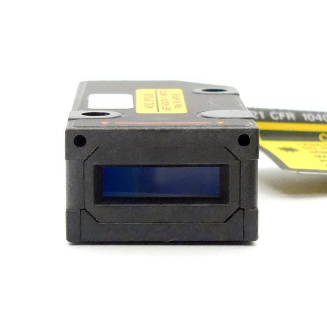 Nahaufnahme eines kleinen schwarzen Industrie-Sensors oder Lasermoduls mit einer blauen Frontlinse und angeschlossenem Kabel, dargestellt vor weißem Hintergrund.