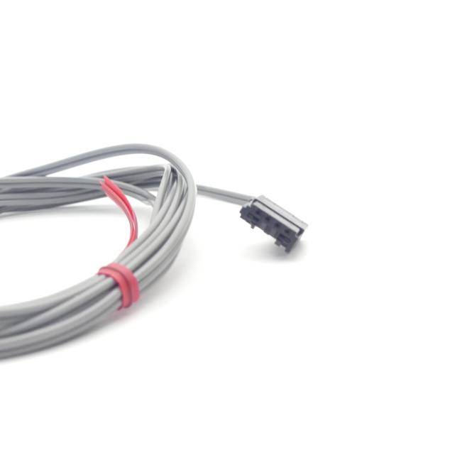 Aufgerolltes graues Kabel mit einem kleinen schwarzen Stecker auf weißem Hintergrund.