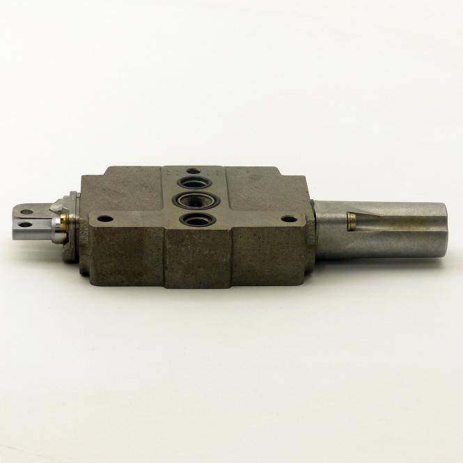 Metallisches Hydraulikventilbauteil mit mehreren kreisförmigen Anschlüssen und einem zylindrischen Aktuator auf weißem Hintergrund.
