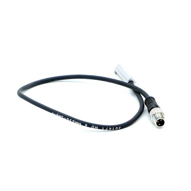 Schwarzes Kabel mit einem metallischen kreisförmigen Stecker und weißem Stecker auf einfachem weißem Hintergrund.