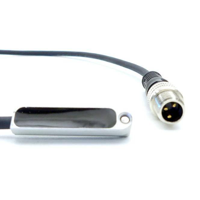 Schwarzes Kabel mit einem Metall-3-Pin-Stecker, der an einen kleinen rechteckigen Sensor oder Schalter auf weißem Hintergrund angeschlossen ist.