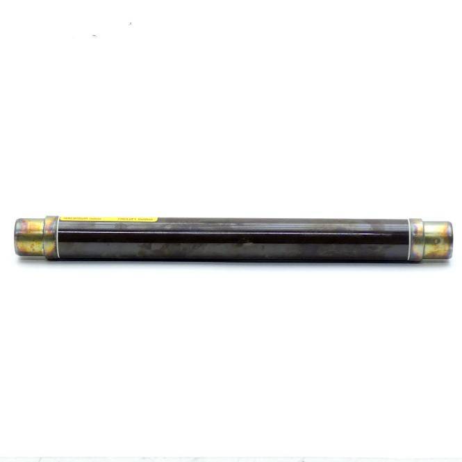 Ein schwarzer zylindrischer Sicherung oder eine Kartusche mit Metallendkappen, horizontal auf weißem Hintergrund gezeigt.
